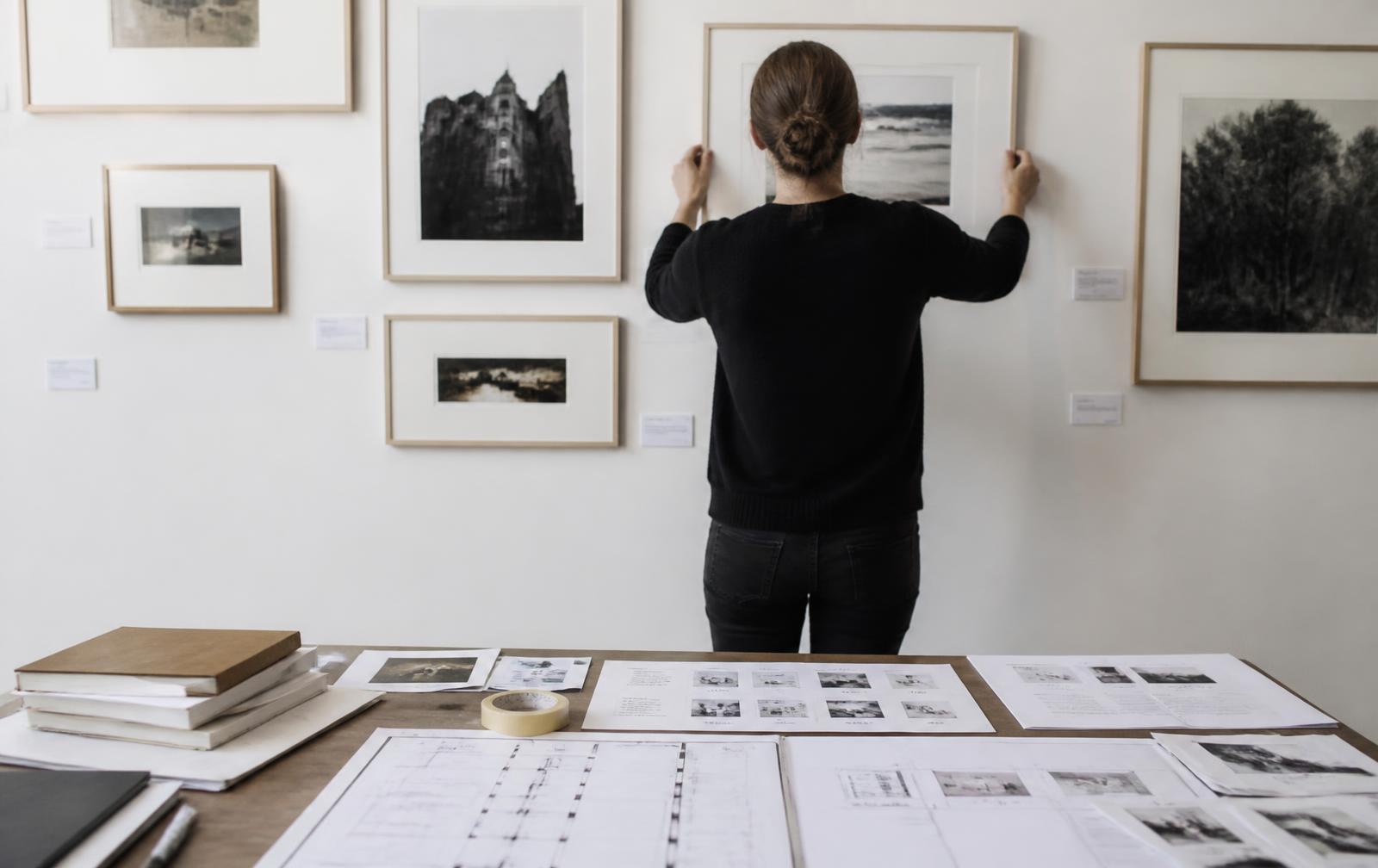 Commissaire d'exposition au travail